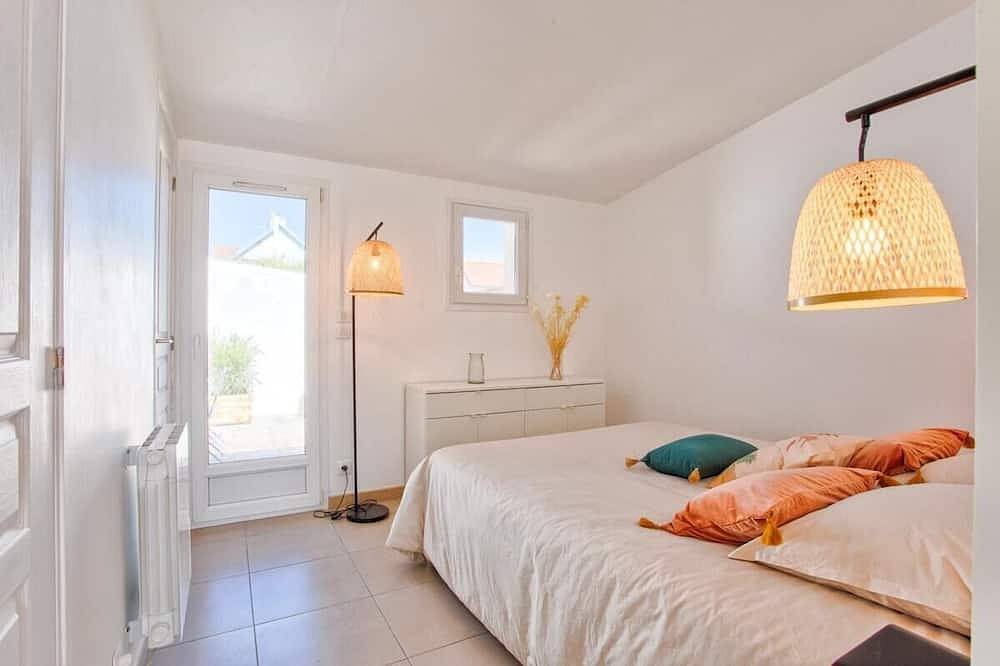 L'atypique, 150M beach terrace in Lion-sur-Mer, Caen region