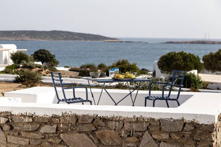 Villa pour 4 personnes, avec jardin ainsi que terrasse et vue sur l’océan dans Paros