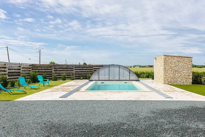 Holiday Home 'Gîte Koala' with Private Pool, Wi-Fi & Air Conditioning in Marans, La Rochelle region