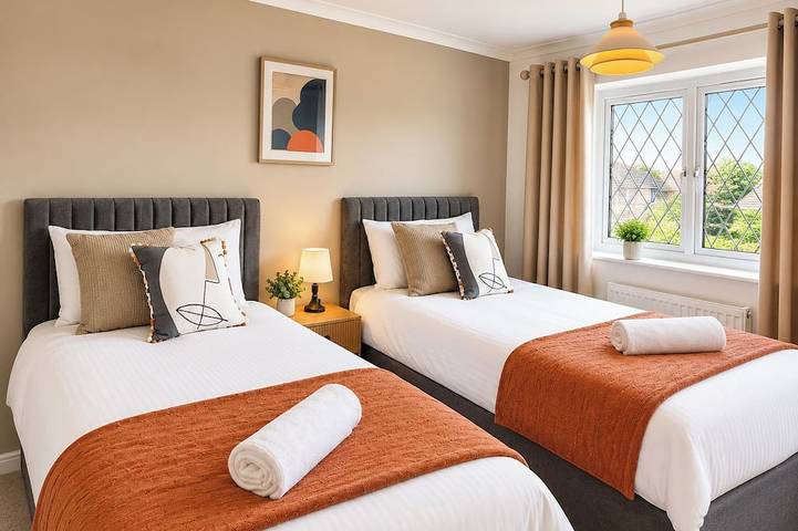 4-Bed - Sleeps 8 - Games Room & Free Parking in Kettering, Northamptonshire