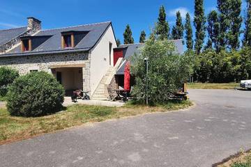 Gîte pour 8 personnes, avec vue ainsi que vue sur le lac et jardin à Noyal-Muzillac