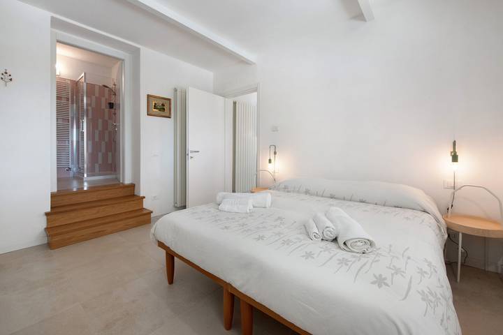 Ganze Wohnung, Ferienwohnung "Casa Mavi" mit gemeinsamer Terrasse, Wlan und Klimaanlage in Colombaro (Corte Franca), Corte Franca