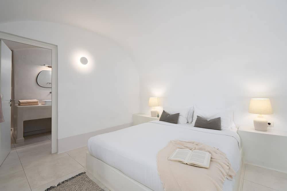 Entire apartment, Kalyva House in center of Oia in Ormos Ammoudiou, Oia