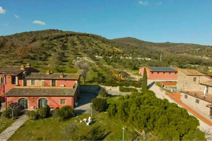 Villa per 16 persone, con vista lago e giardino nonché piscina a Magione