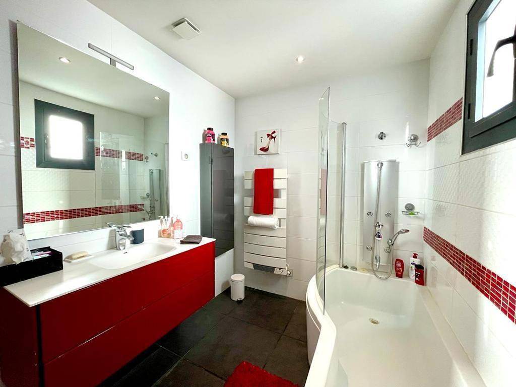 Appartement entier, Two-Bedroom Apartment in Istres, Côte méditerranéenne (France)