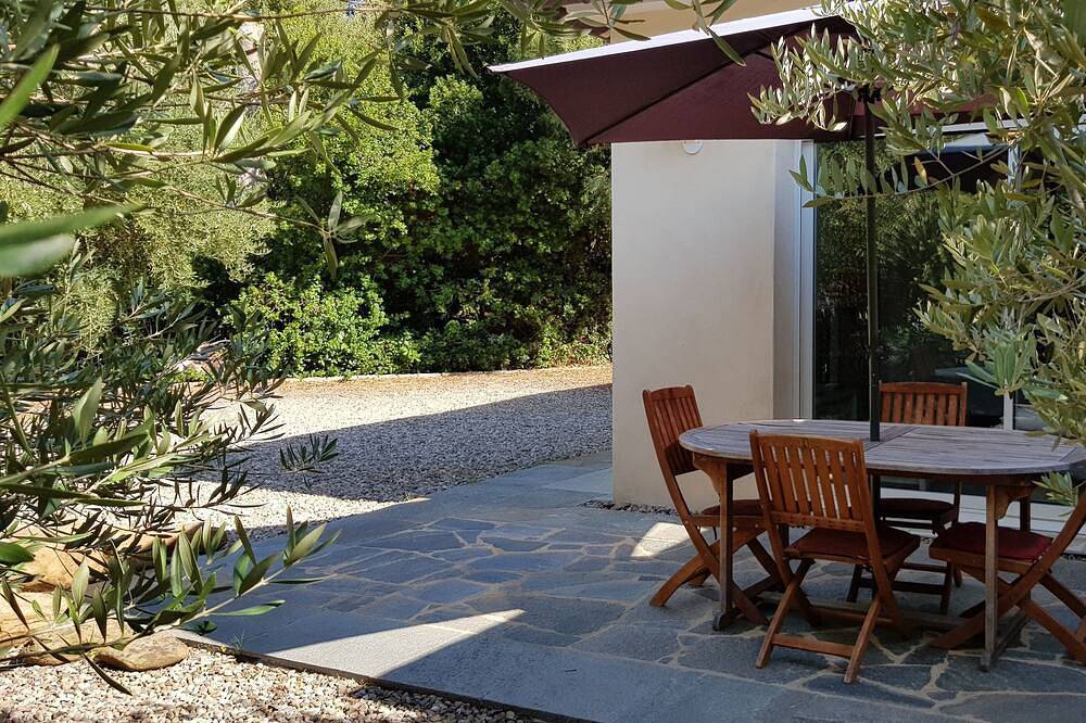 Mini villa T2 on the seafront at Marine de Sisco, ideal for discovering the Cape. in Sisco, Cap Corse