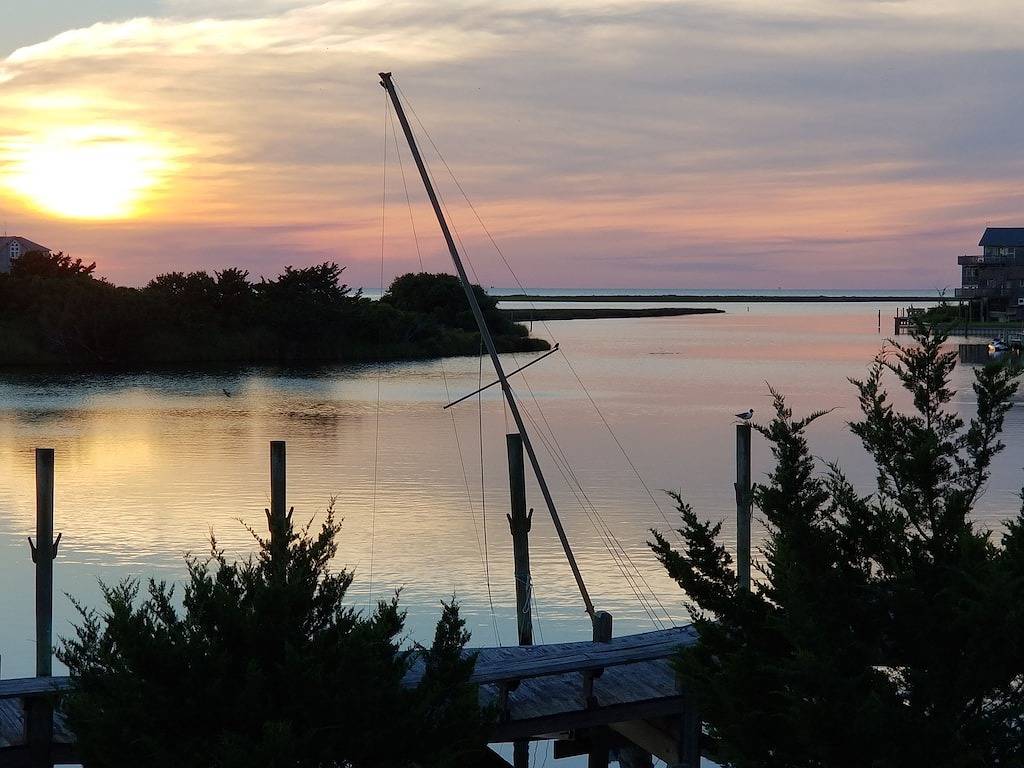 Ganze Wohnung, Renovierte Waterfront Condo in Avon mit Pool. Kein Aufpreis für Sonnenuntergang! in Avon (NC), Pamlico Sound