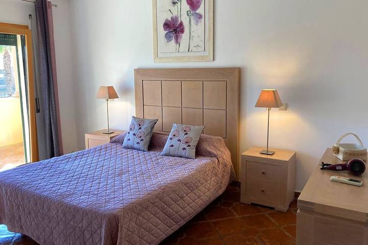 DomusIberica Burgau, 2 Schlafzimmer Haus mit A / C, privatem Pool, zu Fuß zum Strand! in Praia do Burgau, Budens