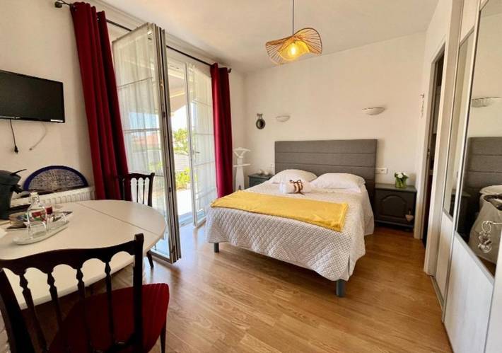 Chambre d’hôte pour 5 personnes, avec Terrasse et Jardin ainsi que Bassin pour enfant et Vue à Les Herbiers - 2