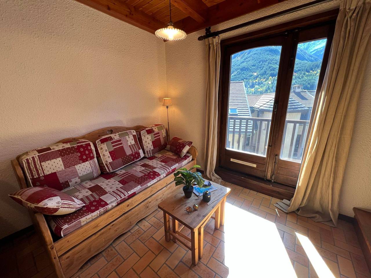 Entire apartment, Cozy Apartment in Village Center with Fireplace in Le Monêtier-les-Bains, Serre Chevalier