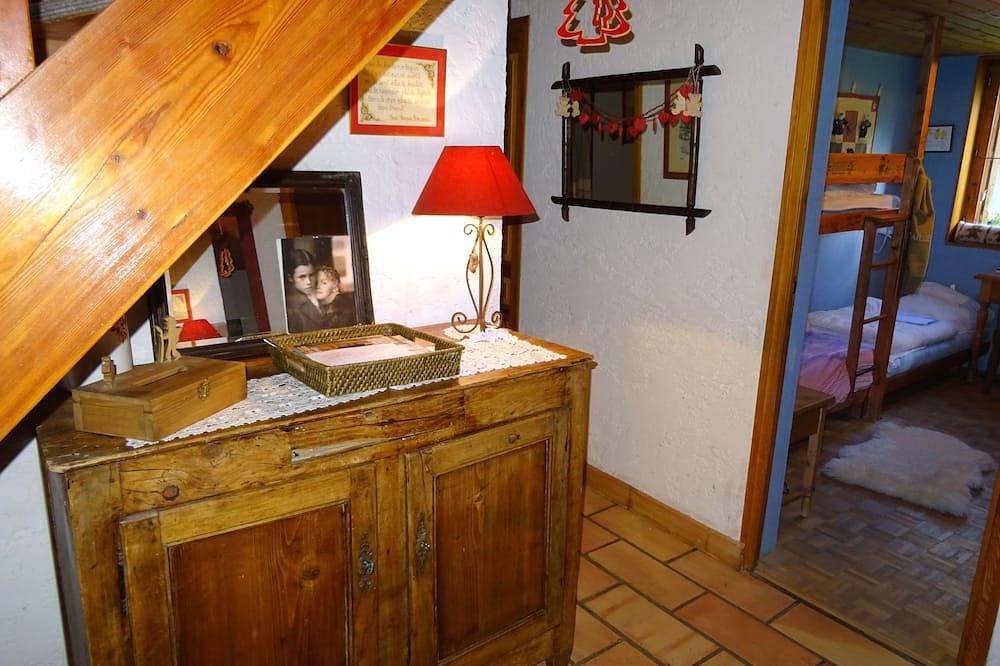 Cosy chalet at the foot of the slopes in Puy-Saint-Vincent, Écrins National Park