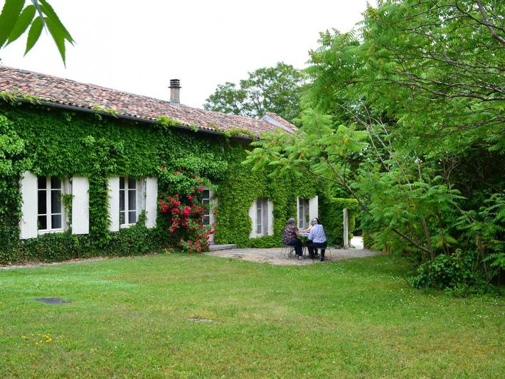 Gîte pour 4 personnes, avec piscine et jardin à Lignières-Sonneville