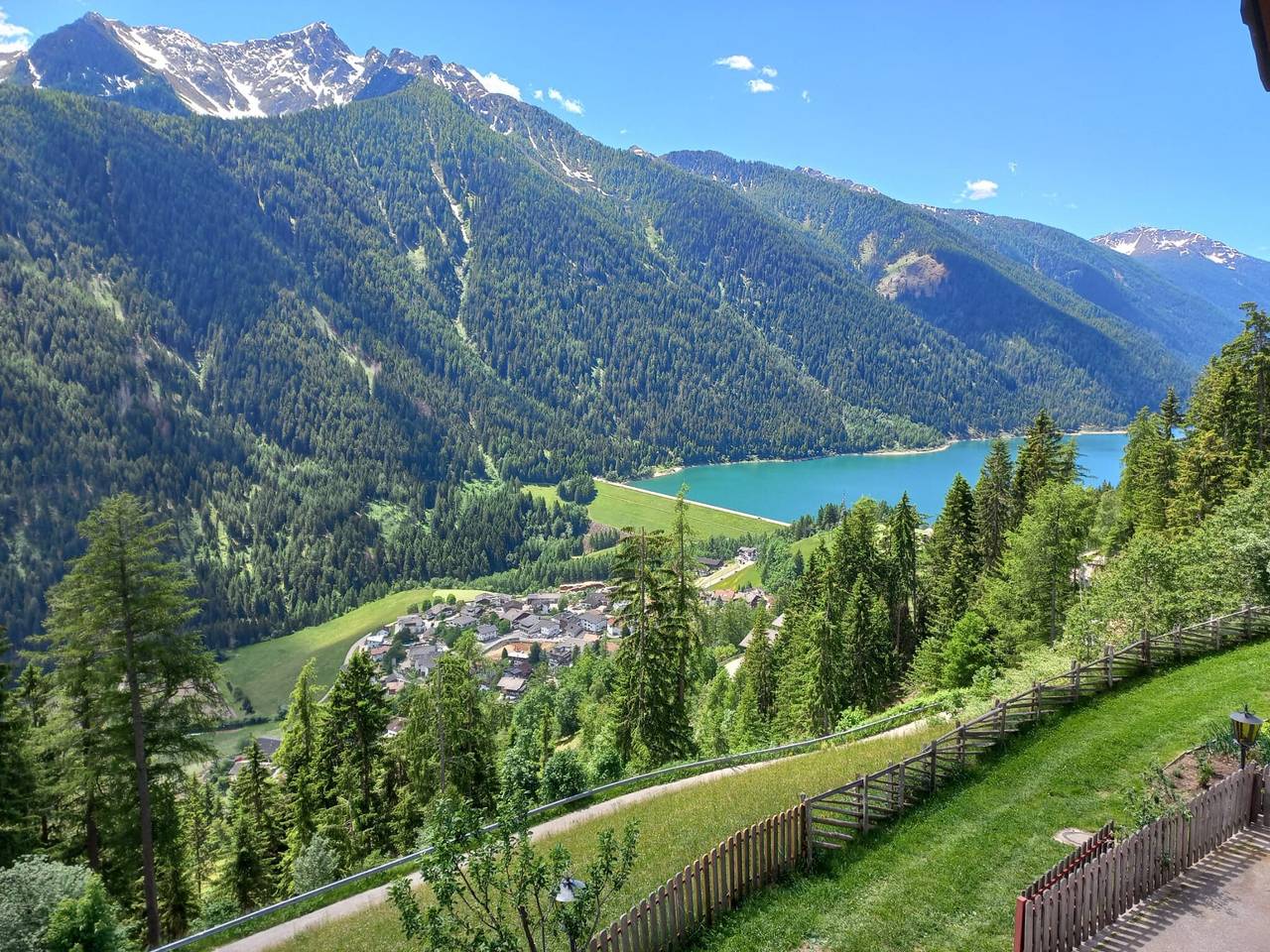 Entire apartment, Charming Apartment “Panorama Raffeinhof” with Lake View, Balcony, Terrace & Garden in Santa Valburga d'Ultimo, Ulten