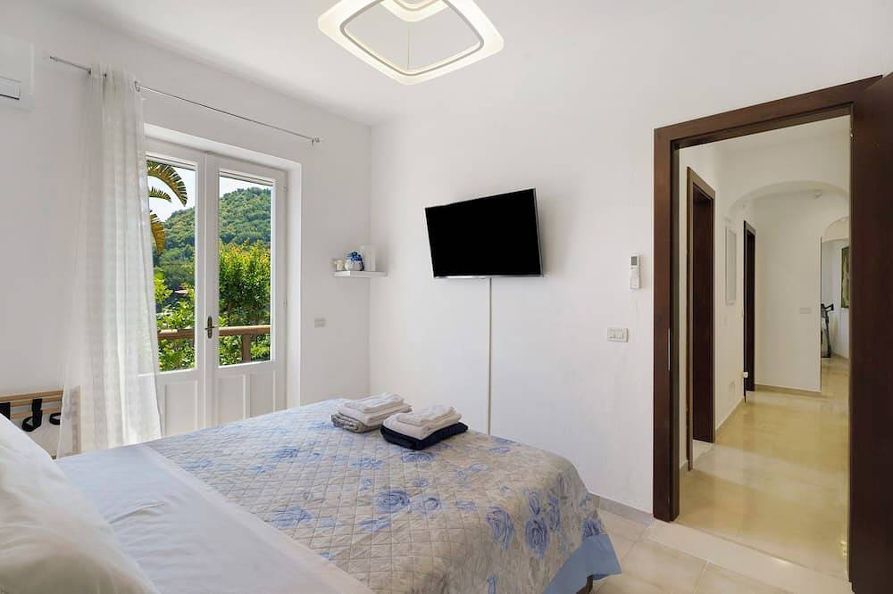 Villa 'Panorama Isola Di Ischia' con vista mare, Wi-Fi e aria condizionata in Lacco Ameno, Ischia