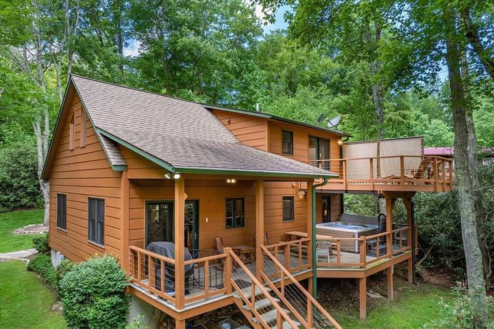 Log cabin for 7 people, with hot tub and yard as well as balcony in Sugar Mountain