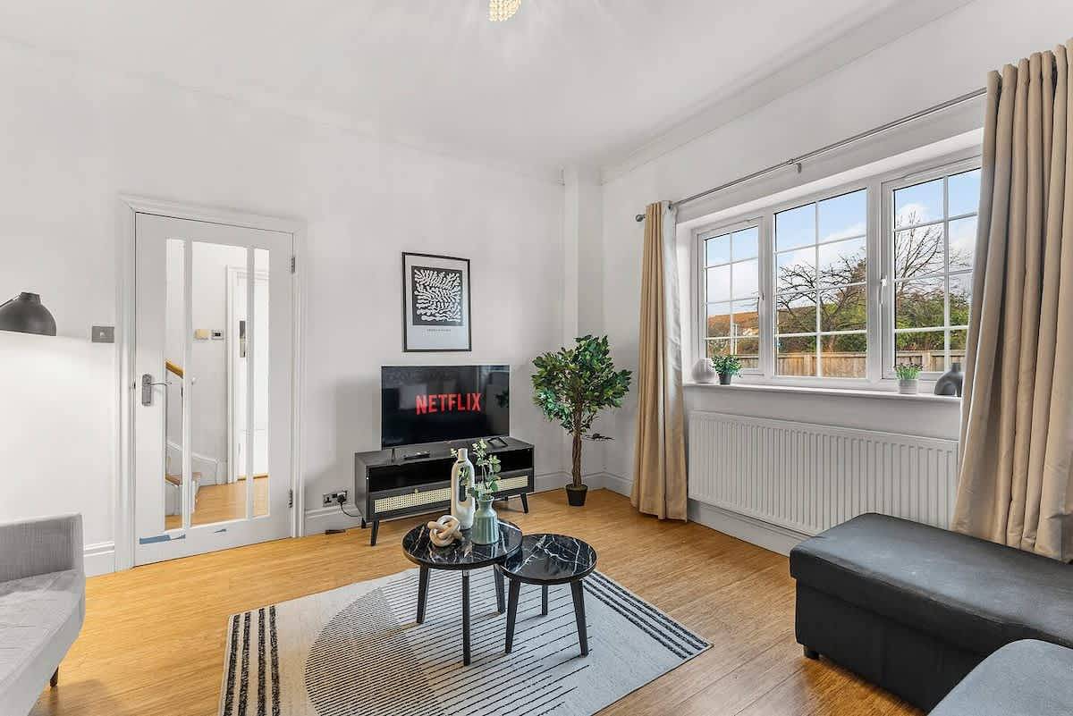 Perfect Booking | 4 Bed Home in Cheltenham in Cheltenham, Gloucestershire