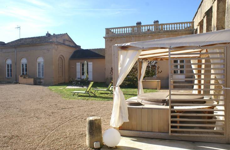 Gîte pour 8 personnes, avec piscine et jardin ainsi que terrasse et jacuzzi, animaux acceptés à Étaule