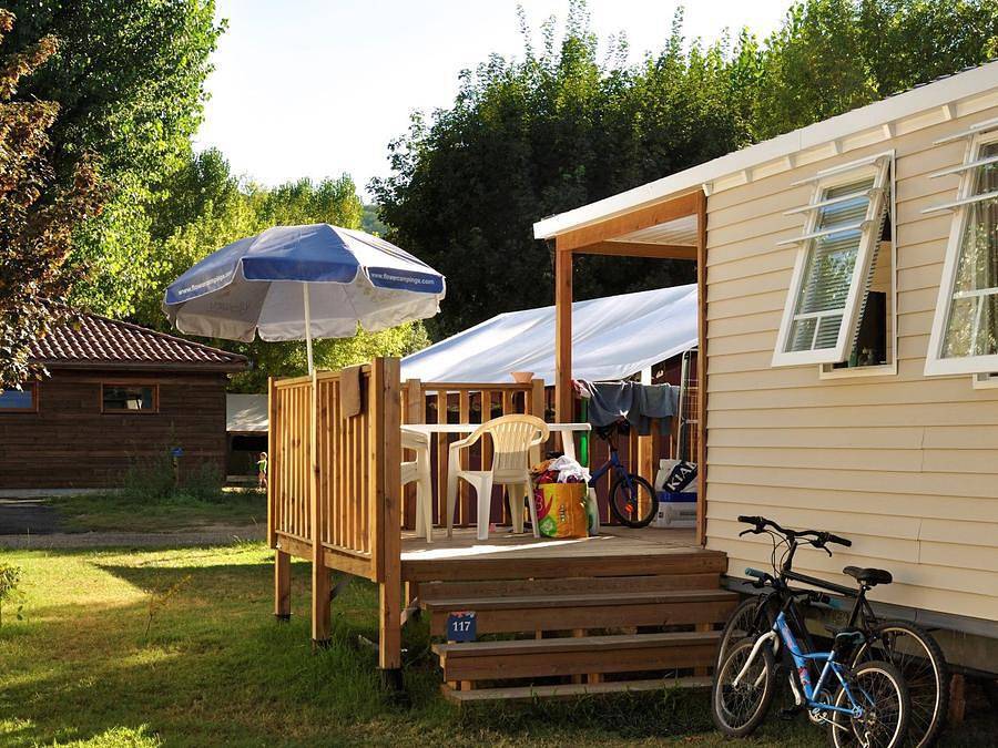Flower Camping Les Ondines - Mobilhome 6 personnes - Standard 31m² 3 chambres dont terrasse semi-couverte 7m² + Tv in Souillac, Lot