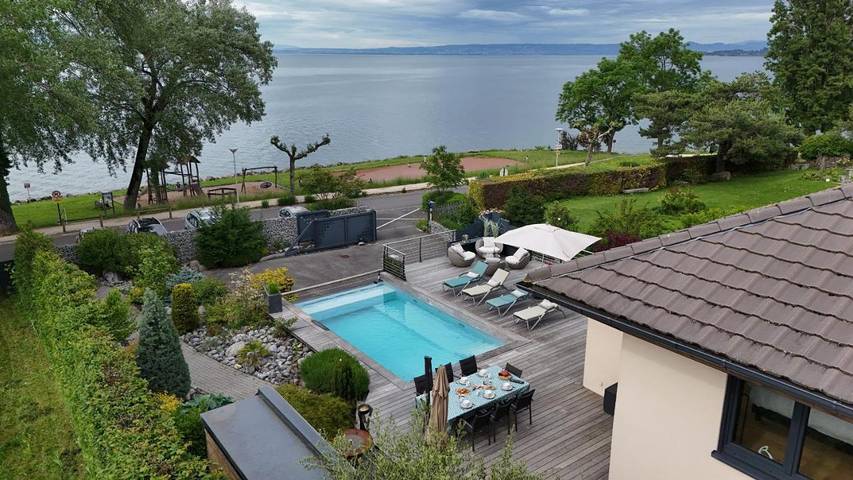 Location de vacances pour 8 personnes, avec Terrasse et Jardin ainsi que Piscine et Vue sur le lac dans Plage Champ de l'Eau
