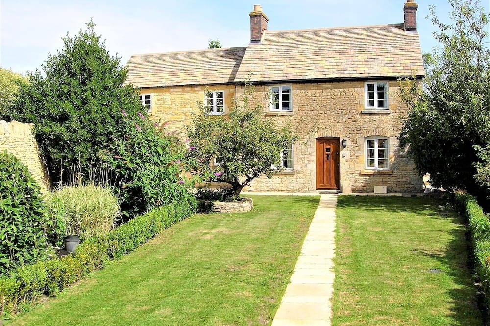 Roseleigh Cottage in the heart of Stow-on-the-Wold with parking for 2 cars. in Stow-on-the-Wold, Gloucestershire