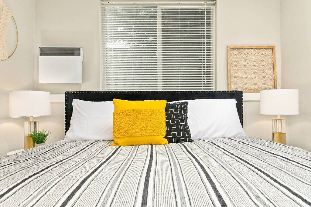 Wondrous Woodstock Townhouse, Huge Open Floor Plan, Custom Décor and Artwork, Four Miles to Portland in Portland, Multnomah County