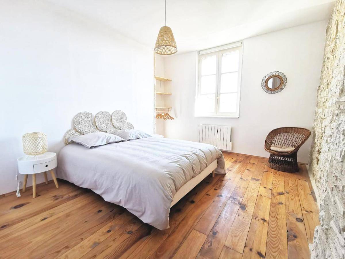 Appartement entier, Maison de charme spacieuse, terrasse et vue sur la place in Monflanquin, Région de Villeneuve-sur-Lot