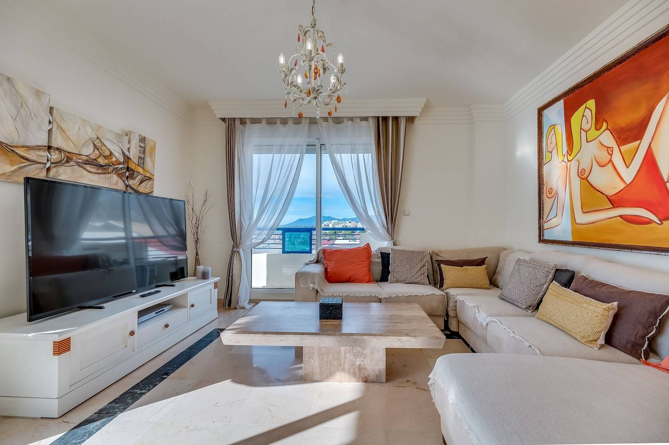 Apartamento entero, Apartamento "Marbella Playa" con vistas al mar, piscina compartida y Wi-Fi in Marbella Este, Marbella