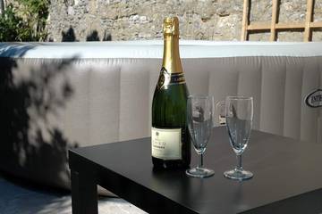 Gîte pour 7 personnes, avec jardin ainsi que piscine et jacuzzi, animaux acceptés à Sermaise