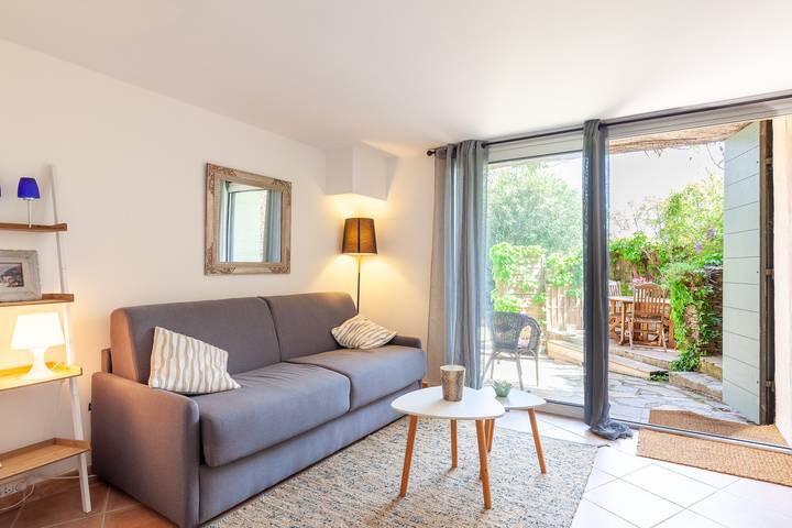 Appartamento intero, Appartamento 'Logement De Charme Les Araucarias' con piscina condivisa, terrazza privata e Wi-Fi in La Garde, Costa mediterranea (Francia)