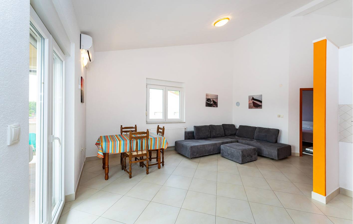 Ganze Ferienwohnung, Gemütlich, 2 km von der Küste entfernt: WLAN, Klimaanlage, Parkplatz, Terrasse und Küche! in Obrovac, Zadar