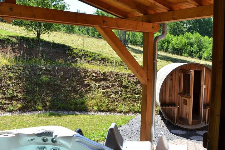 Ferienhaus für 6 Personen, mit Balkon und Whirlpool sowie Garten und Sauna in Anould