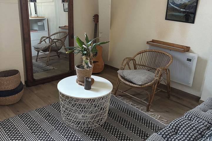 Appartement entier, Charmant petit studio avec vue lac et montagne depuis le lit. in Évian-les-Bains, Région de Thonon-les-Bains
