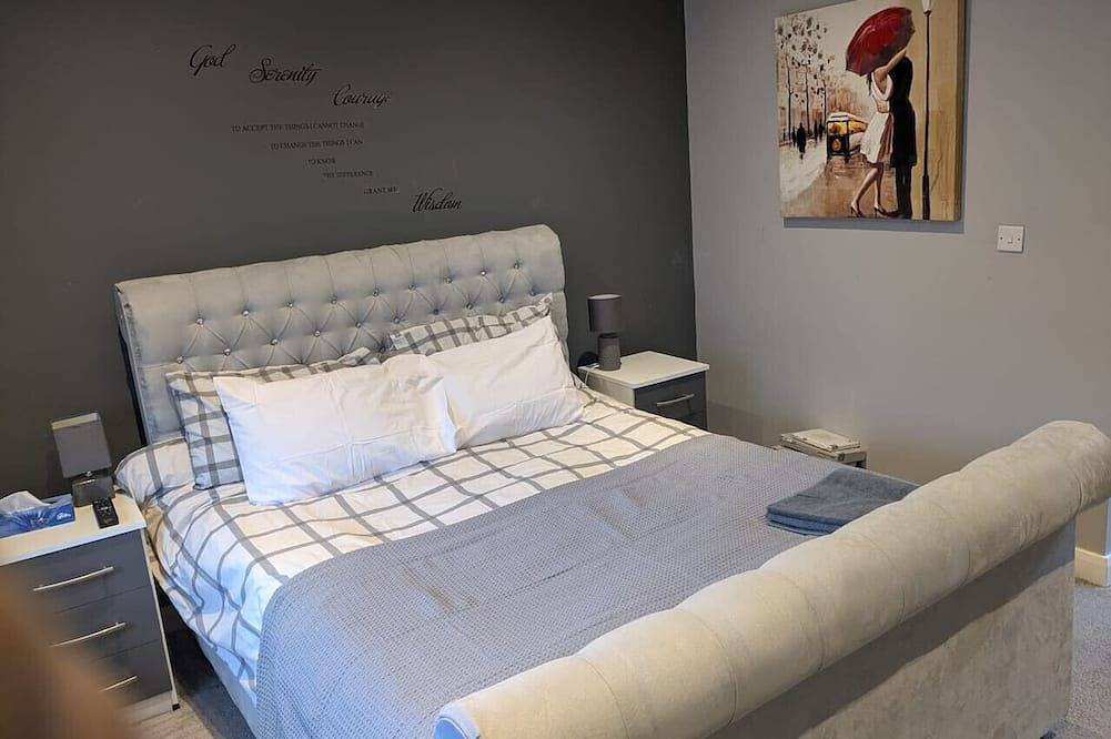 Charming Home • Office • x2 Living Rooms • Driveway Parking in Leigh, Grand Manchester