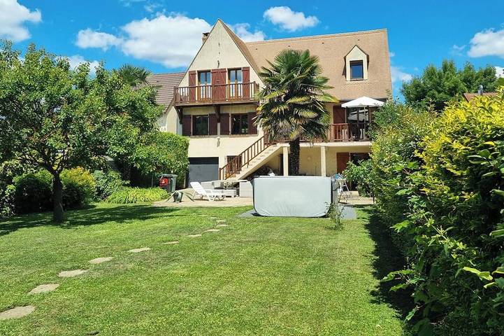 Gîte pour 9 personnes, avec jacuzzi et jardin dans Porcheville