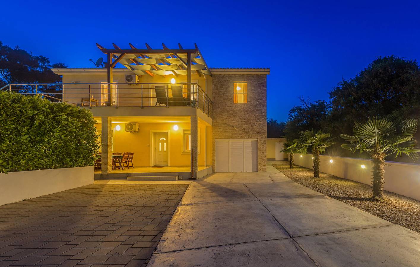 Ganze Ferienwohnung, Gemütliche 100 m² große Wohnung mit Pool, WLAN und Terrasse in der Nähe des Stadtzentrums in Krk Stadt, Krk