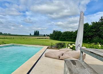 Gîte pour 8 personnes, avec vue ainsi que jardin et piscine, animaux acceptés à Zonnebeke