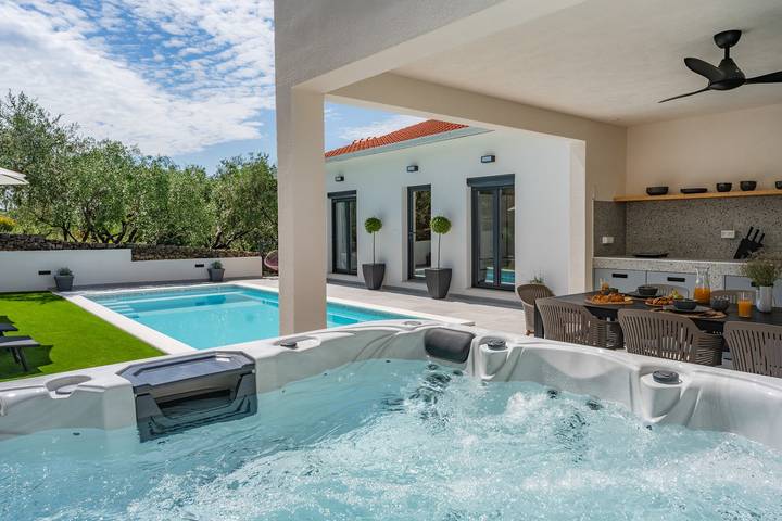 Hel lejlighed, 7km from beach, Trampoline, table tennis, 2 bedrooms in Naklice, Split-Dalmatien