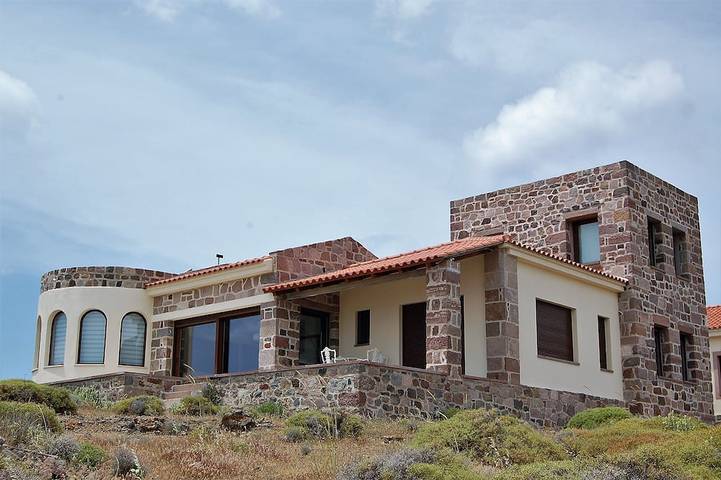Villa for 6 people, with garden and balcony in Lesbos