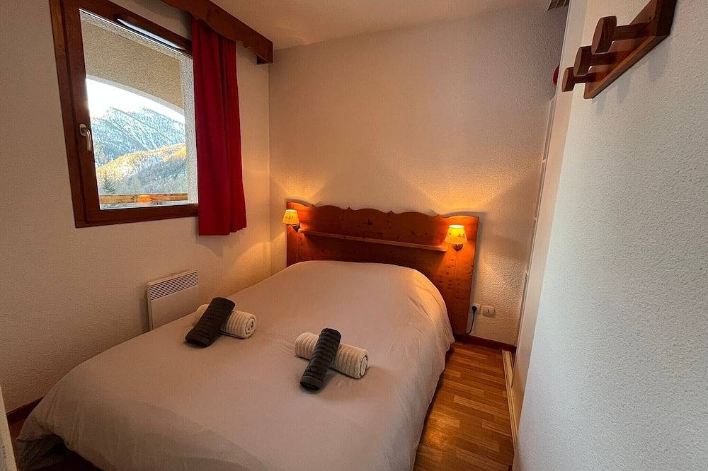 Entire apartment, 35 m 2 6-bed apartment at the foot of the slopes with magnificent valley views in Arvieux, Queyras