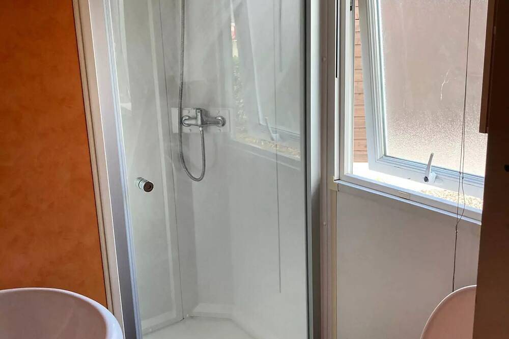 Mobil-Home Standard 26m2 (2ch - 1/5 pers.) + Tv + Clim 2 Ã 5 personnes - 2 pers. inclus dans le tarif in Bresles, Oise