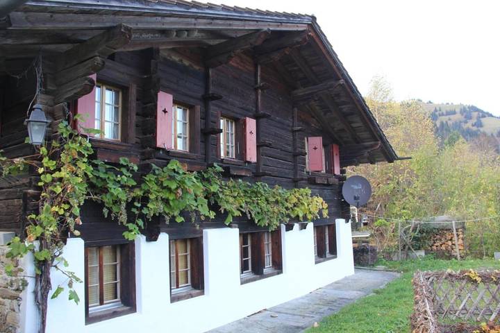 Ferienhaus für 12 Personen, mit Terrasse und Garten sowie Pool in Frutigen