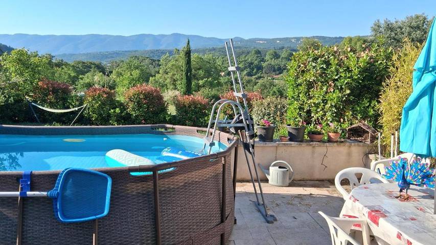 Gîte pour 4 personnes, avec piscine et jardin à Saignon
