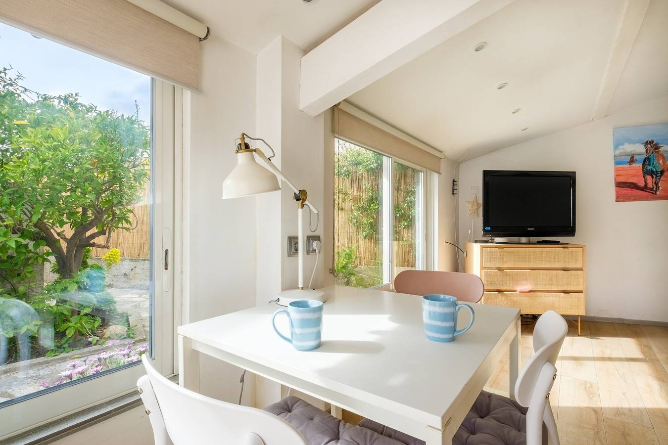 Appartement entier, Petite Maison-studio avec terrasse partagée, jardin partagé et climatisation in Cagnes-sur-Mer, Côte méditerranéenne (France)