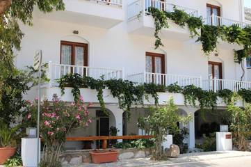 Hôtel pour 2 personnes, avec jardin ainsi que vue et terrasse dans Kamarès