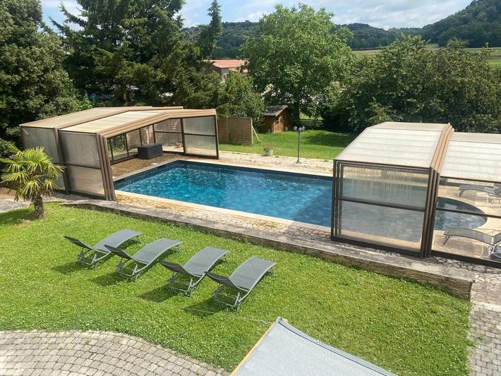 Gîte pour 9 personnes, avec jardin ainsi que vue et piscine, animaux acceptés à Meyrié