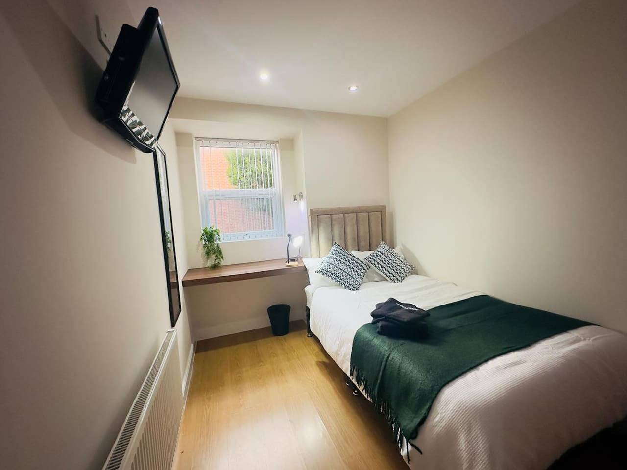 Spacious 6-Bedroom Terraced House | Sleeps 8 | Near City Centre in Preston, Lancashire