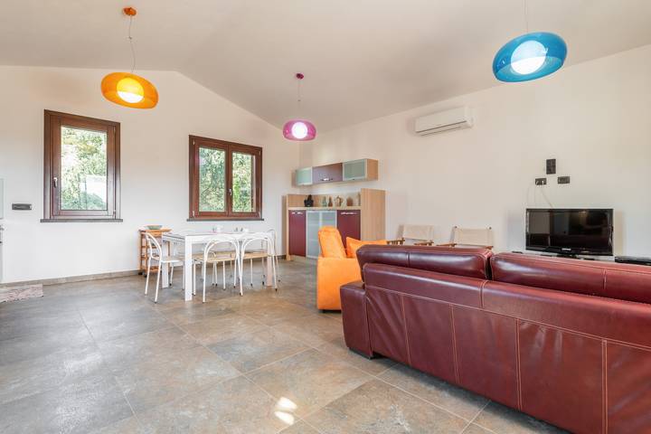Acogedor apartamento vacacional "Villa Fico 2" con balcón, jardín y aire acondicionado. in Chia, Domus De Maria