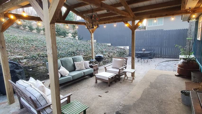 Log cabin for 13 people, with terrace in Lake Guntersville