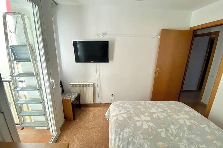 Apartamento entero, Con Pk y wifi. Oasis familiar a 30’ coche de Bcn in Tarrasa, Interior de Barcelona