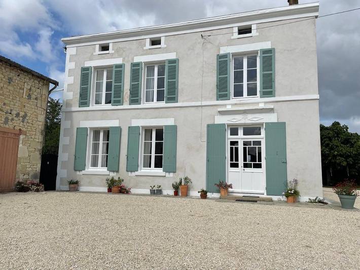 Location de vacances pour 6 personnes, avec piscine ainsi que jardin et vue à Paillé - 2